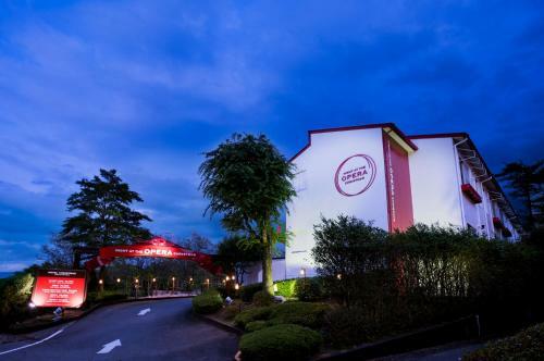 Hotel Christmas Night At The Opera (love Hotel)