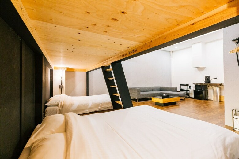 Mizuka Imaizumi 2 - Unmanned Hotel