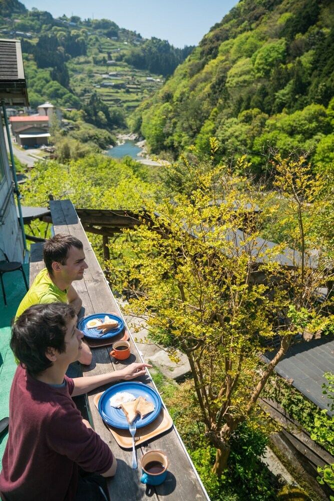Hostal Guest House Momonga Village
