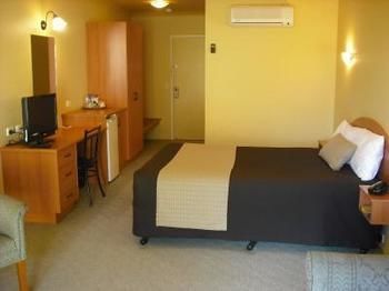Hopkins House Motel & Apartments