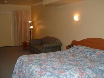 Hopkins House Motel & Apartments