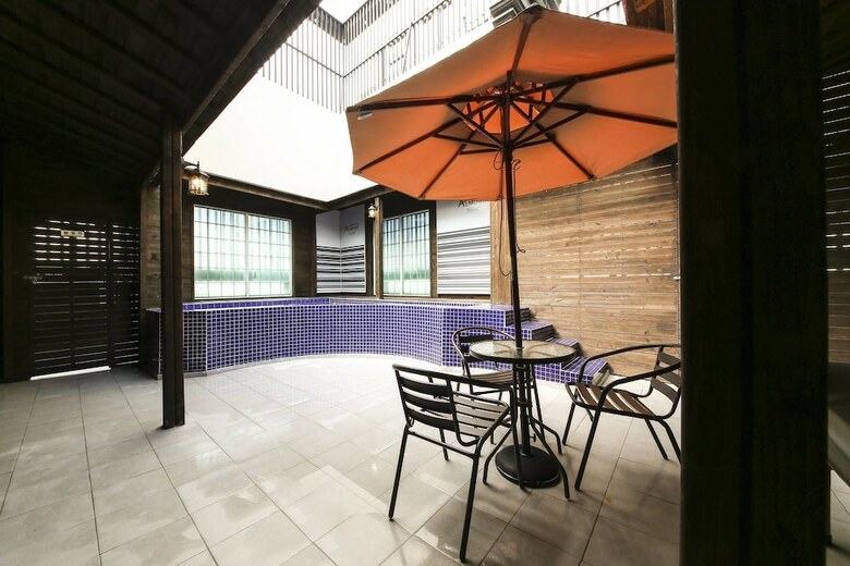 Almond Hotel Gupo Station