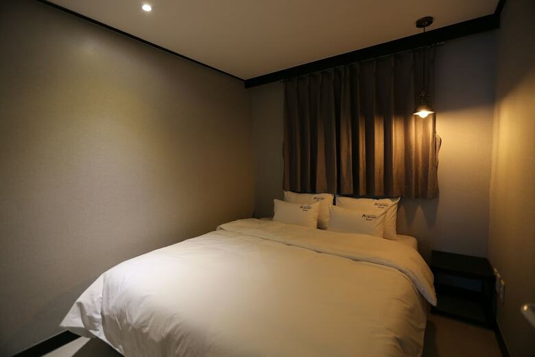 Almond Hotel Gupo Station