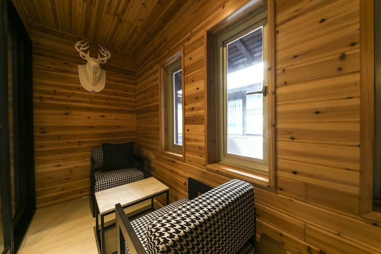 Almond Hotel Gupo Station