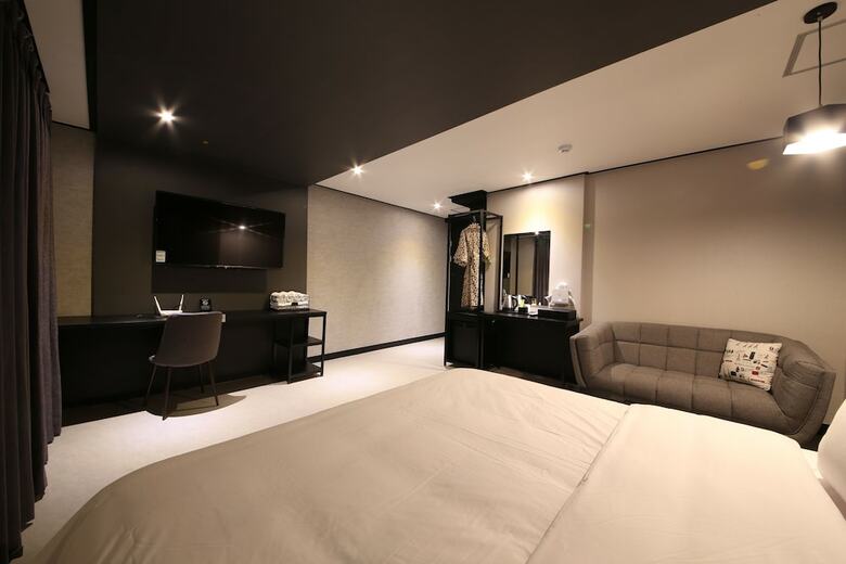 Almond Hotel Gupo Station