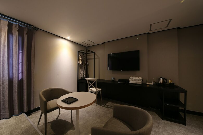 Almond Hotel Gupo Station