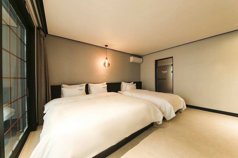 Almond Hotel Gupo Station