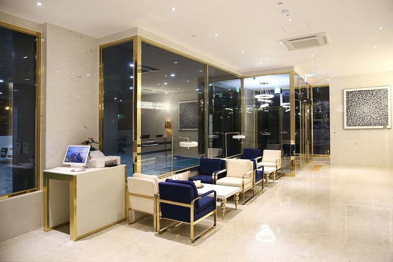 Baymond Hotel