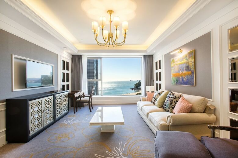 Baymond Hotel