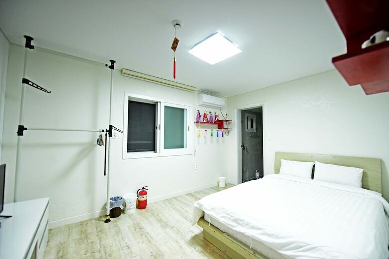 Hostal Bj Stay