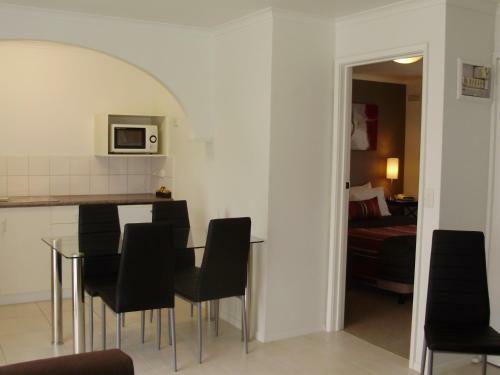Redwood Manor Motel Apartments