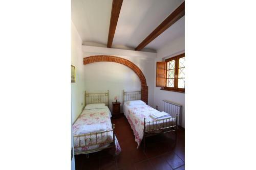 Sant'anastasio Villa Sleeps 24 Pool