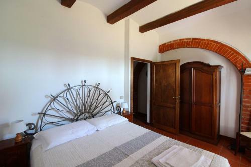 Sant'anastasio Villa Sleeps 24 Pool