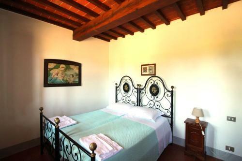 Sant'anastasio Villa Sleeps 24 Pool