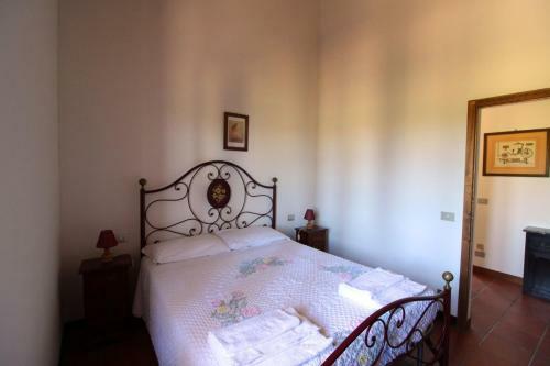 Sant'anastasio Villa Sleeps 24 Pool