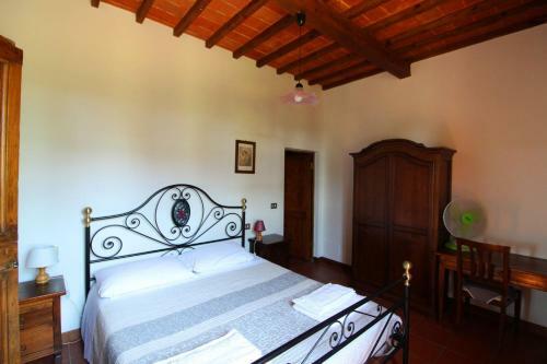 Sant'anastasio Villa Sleeps 24 Pool