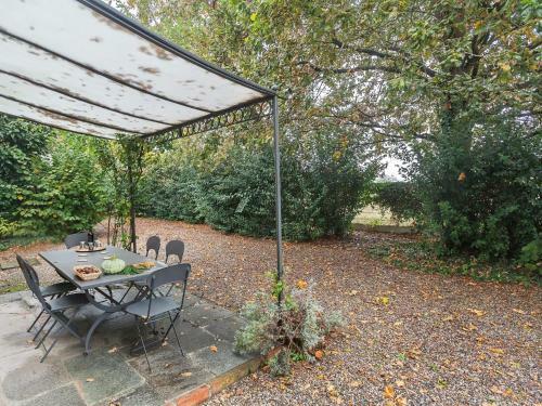Quiant Apartment In Stagno Lombardo With Garden