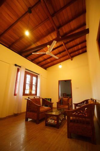 Hotel Tharanga Surfing Villa