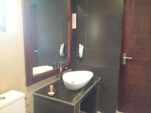 Saru Blue Sapphire Hotel
