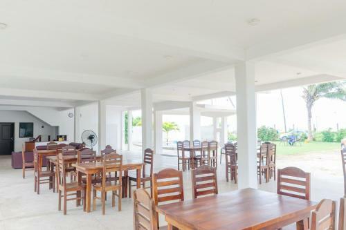 Oyo 406 Moya Hotel & Beach Resort