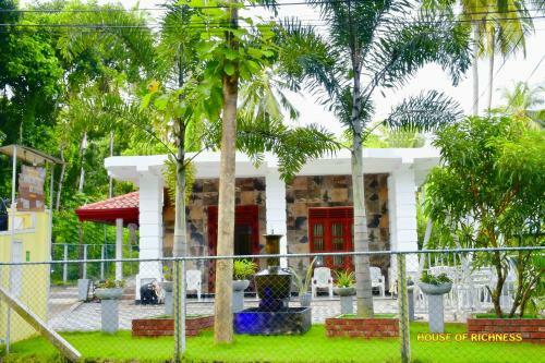 Hostal House Of Richness