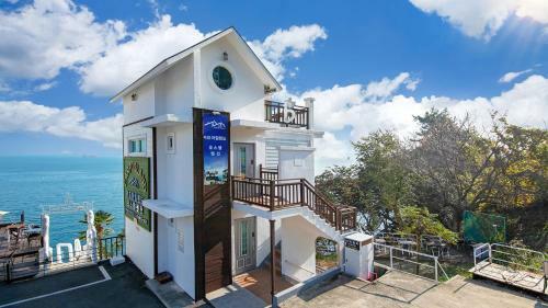 Yeosu Carp Island