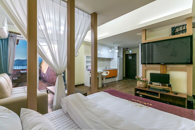 Tongyeong Beach Castle Hotel