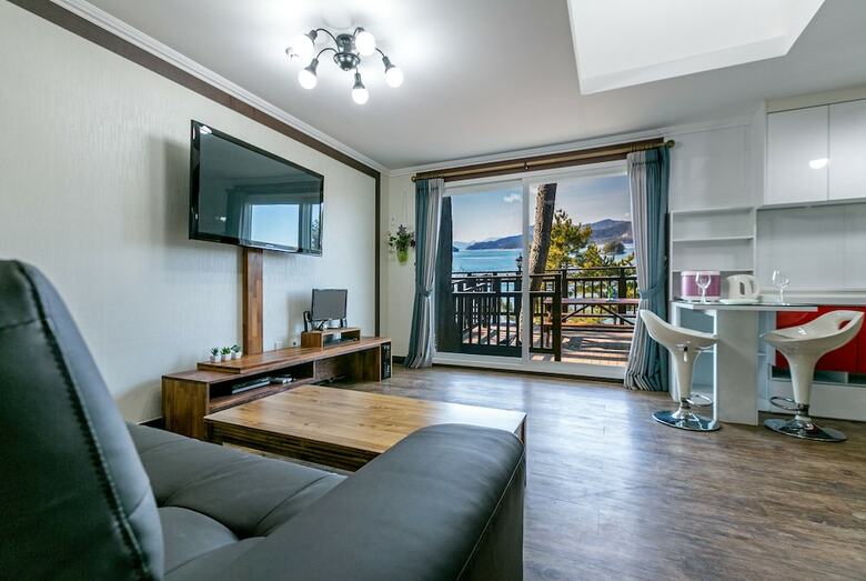 Tongyeong Beach Castle Hotel