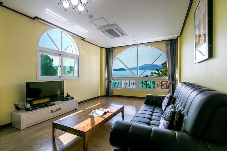 Tongyeong Beach Castle Hotel