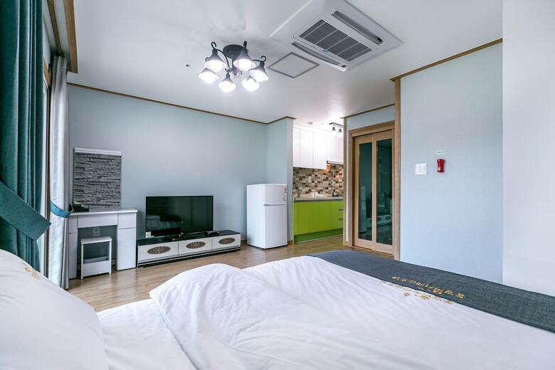 Tongyeong Beach Castle Hotel
