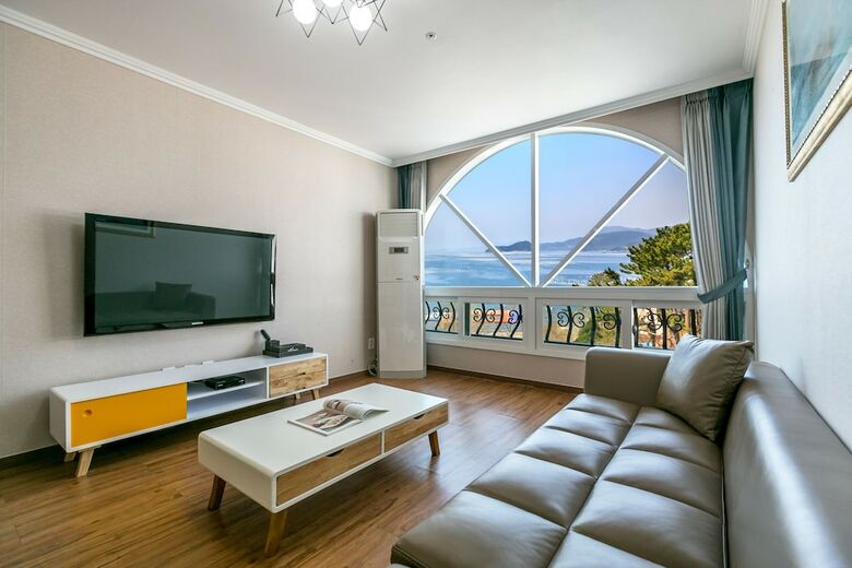 Tongyeong Beach Castle Hotel