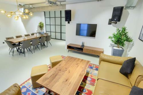 Eleven Hotel And Hall
