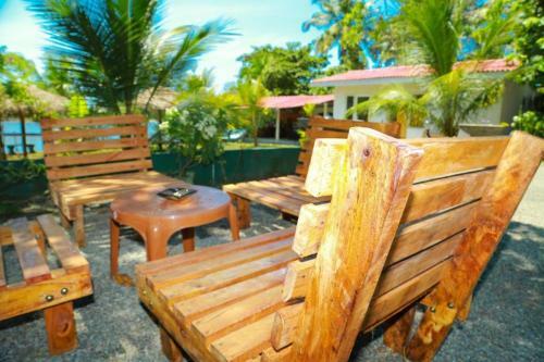 Hostal Bluewhale Lagoon Resort Ahangama