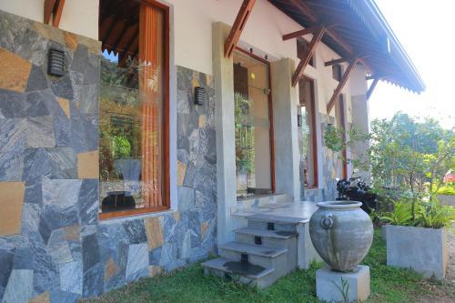 Hotel Pinnawala Reach