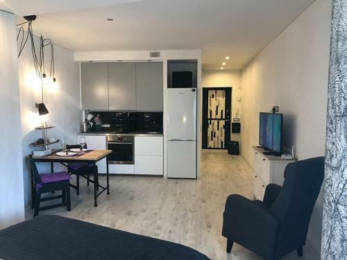 Black & White Apartment Near Akropolis