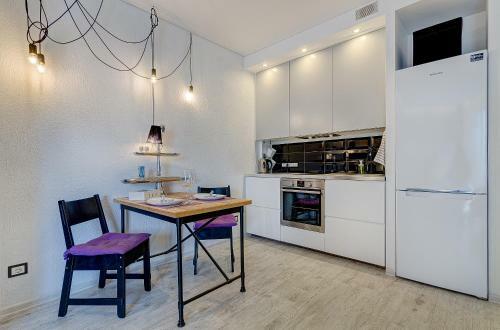 Black & White Apartment Near Akropolis