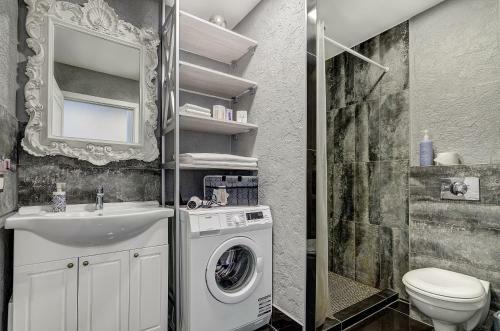 Black & White Apartment Near Akropolis