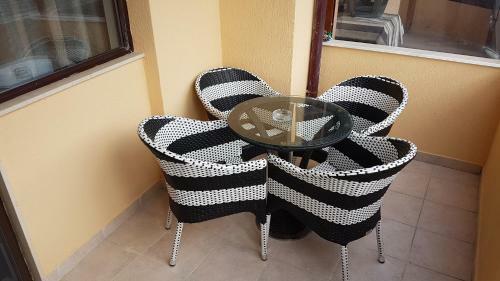 Yana Apartments