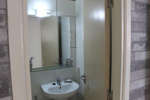 Sweet Apartment 5min Walk From Train Station -free Parking-