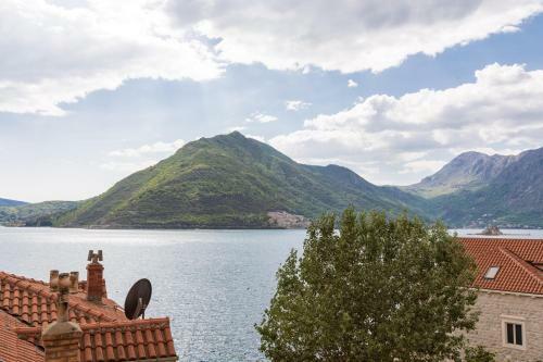 Apartamentos Perast Sea Window