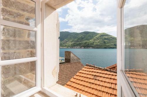 Apartamentos Perast Sea Window