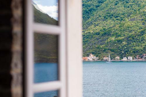 Apartamentos Perast Sea Window