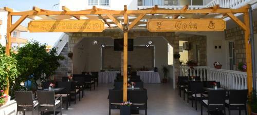 Hostal Apartments Cota Guesthouse