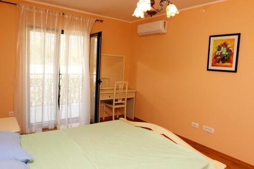 Holiday Home De Lux