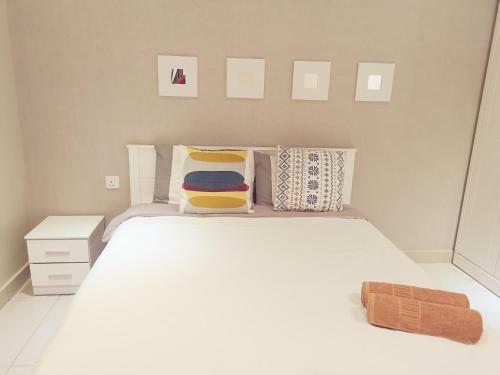 Hostal M23 Home Away - Black . White Designer Space