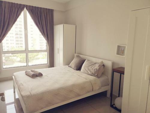 Hostal M23 Home Away - Black . White Designer Space