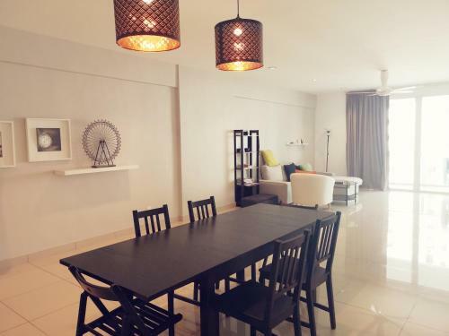 Hostal M23 Home Away - Black . White Designer Space