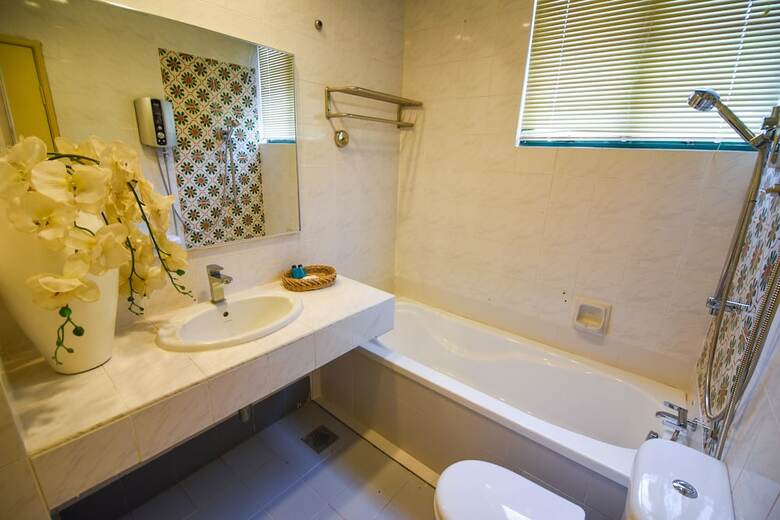 Hotel Ohana House @ 7011
