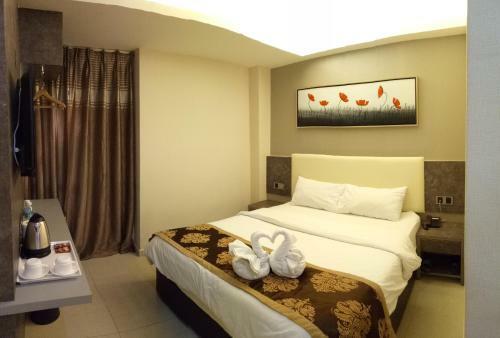 Golden Leaves Hotel