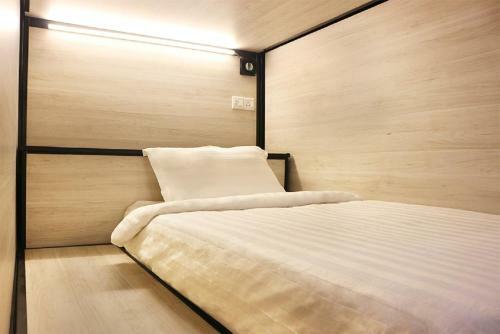 1992 Capsule Hotel